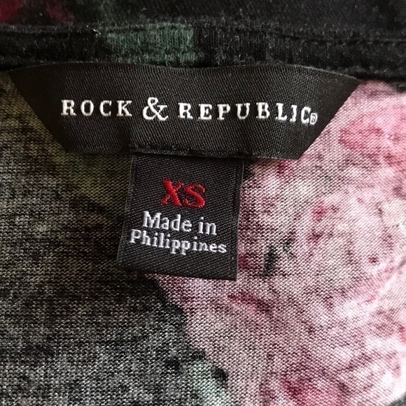 ROCK & Republic Cold Shoulder Top - Picture 5 of 6